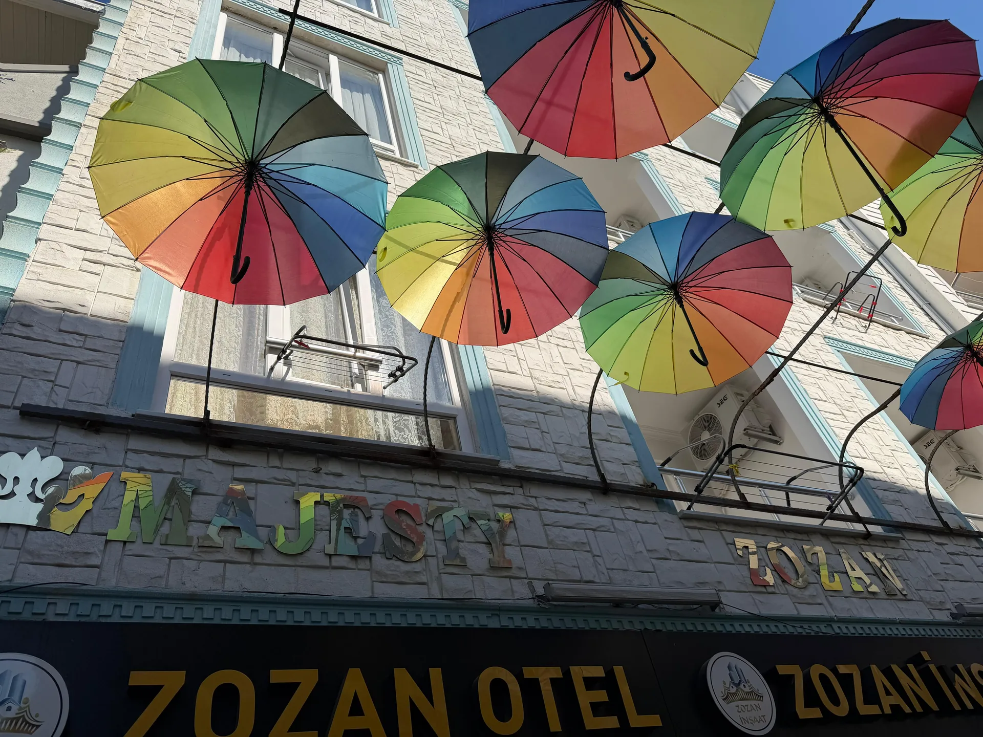 Zozan Otel dış görünüm — Avşa Adası merkezi